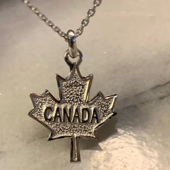 🇨🇦 Sterling Silver .925 Canada Maple Leaf Pendant Necklace 16” - Picture 1 of 5